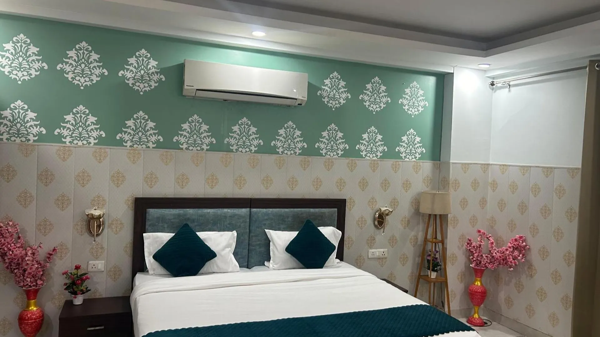 **** Hotel Tanvi Premium Residency-Close To Artemis, Medanta & Fortis Gurgaon India