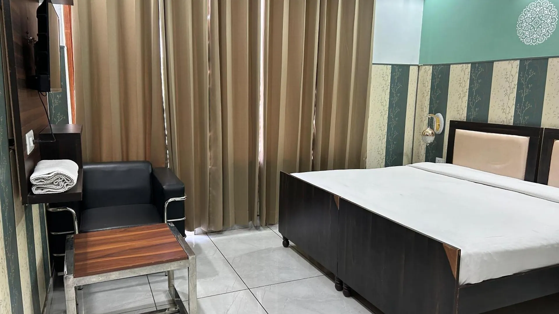 Tanvi Premium Residency-Close To Artemis, Medanta & Fortis Gurgaon 4*,